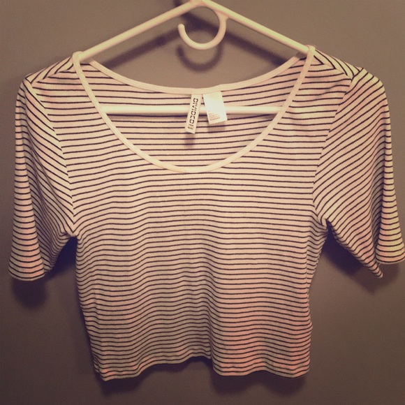 H&M Tops - Quarter sleeve crop top